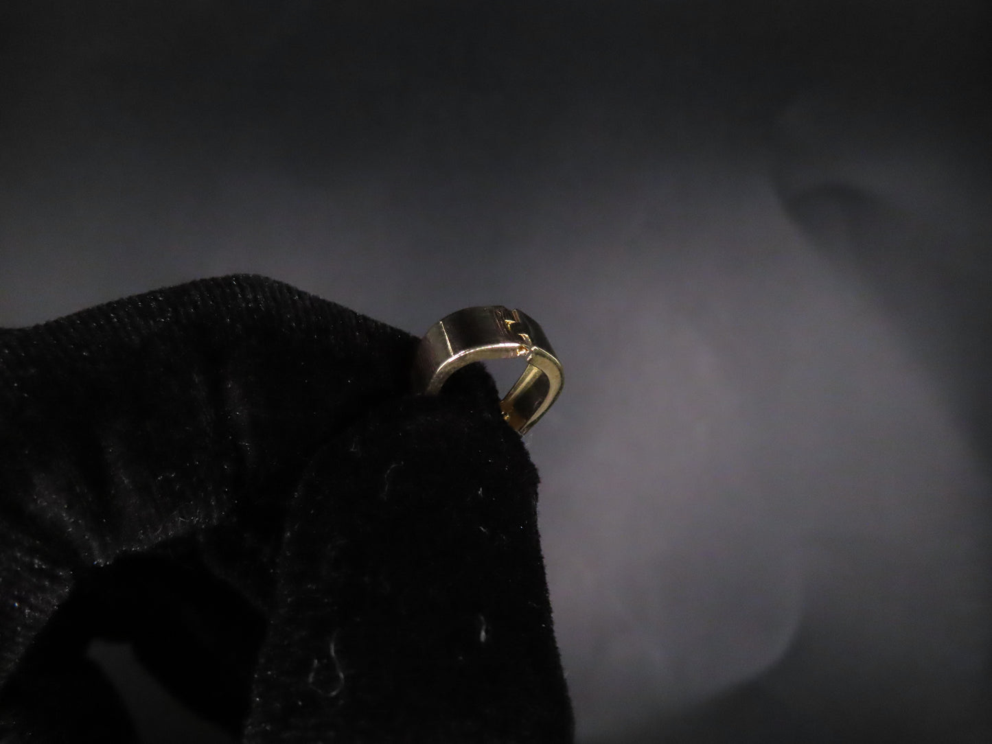 10k gold hoops (1.64g)