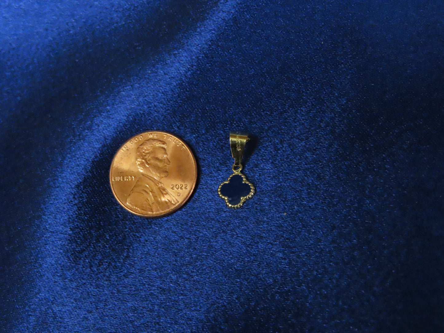 Blue clover 10k gold pendant