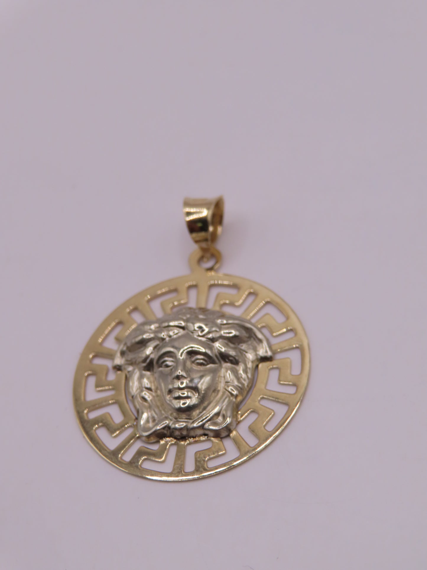 10k gold Medusa  pendant (1.85g)