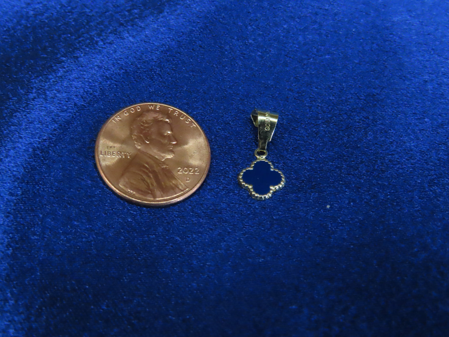 Blue clover 10k gold pendant