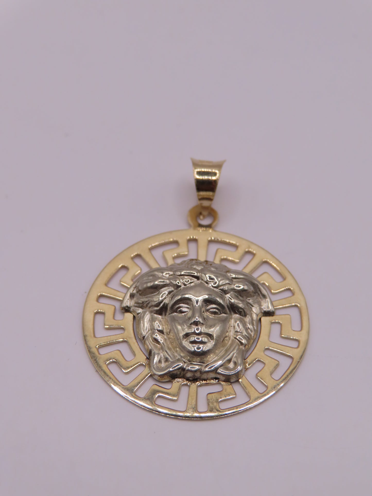10k gold Medusa  pendant (1.85g)