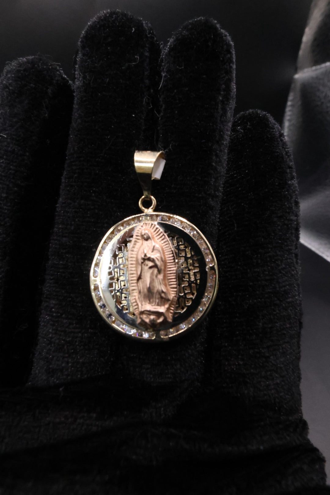 Virgen pendant 10k gold